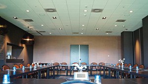 De Molenhoek zaal met bar in cabaretopstelling voor meetings, vergaderingen, bijeenkomsten en besprekingen